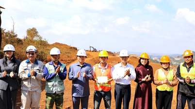 El secretario del partido provincial de Lam Dong, Y Thanh Ha Nie Kdam, inspecciona el proyecto del internado internivel Quang Truc.