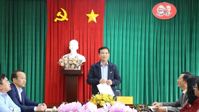 람동성 인민위원회 위원장 호반무이가 복권회사를 방문하여 새해 인사를 전했다.