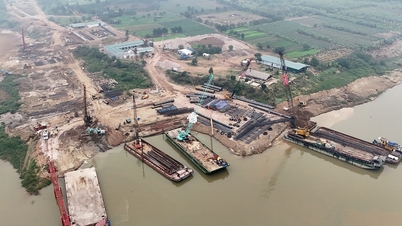 Hanói está realizando obras de aterro para construir a ponte Thuong Cat, orçada em 7,3 trilhões de VND, sobre o Rio Vermelho.