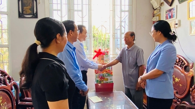 Timbalan Setiausaha Jawatankuasa Parti Wilayah Nguyen Minh Dung telah melawat dan menyampaikan ucapan Tahun Baru kepada bekas pemimpin wilayah, pegawai dan askar Pemerintah Zon Pertahanan 3 – Ngai Tu.