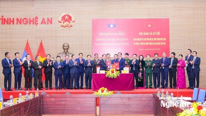 Reuniones y firma de acuerdos de cooperación entre la provincia de Nghe An y la provincia de Bolikhamsai, República Democrática Popular Lao.