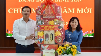 Phó Chủ tịch HĐND tỉnh An Giang Đinh Thị Việt Huỳnh chúc tết hai xã Bình Giang và Bình Sơn