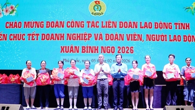 La Fédération provinciale des syndicats d'An Giang a offert des cadeaux du Têt aux membres du syndicat et aux travailleurs de la zone économique spéciale de Phu Quoc.