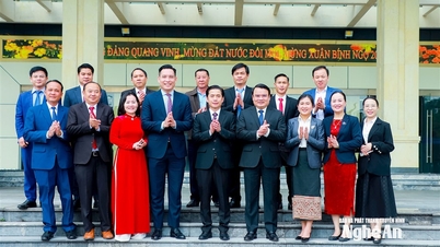 Los líderes de las provincias de Xaysomboun y Hua Phan (República Democrática Popular Lao) visitan y envían saludos de Año Nuevo a la provincia de Nghe An.