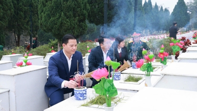 Η αντιπροσωπεία από την επαρχία Thai Nguyen πρόσφερε θυμίαμα για να αποτίσει φόρο τιμής στους ηρωικούς μάρτυρες στο Tuyen Quang.
