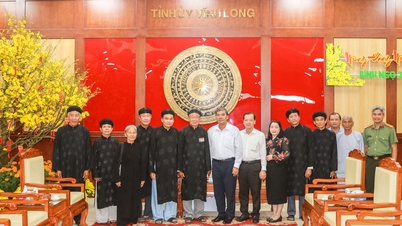 Lembaga Eksekutif Pusat Gereja Buddha Hoa Hao mengucapkan selamat Tahun Baru kepada Jawatankuasa Parti Wilayah Vinh Long.