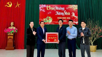 A Cao Bang tartományi küldöttség ellátogatott Nam Tuan községbe, és ajándékokat adott át a Tet lakosainak a ló holdújévének (Bính Ngọ) alkalmából.