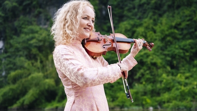 Secret Garden adlı kız grubu, Ninh Binh'deki Trang An tarihi alanında müzik videolarının çekimleri sırasında geleneksel Vietnam ao dai elbiseleri giydi.