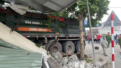 Un camion s-a izbit de o casă de pe autostrada 389 din comuna Nam An Phu.
