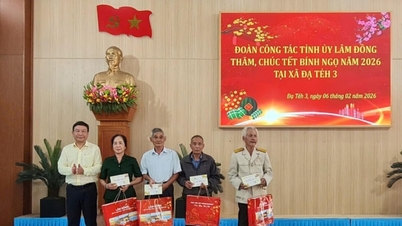 Bui Thang, a Lam Dong tartományi pártbizottság titkárhelyettese ellátogat a Tet lakosaihoz és ajándékokat ad át nekik Da Teh 3 községben.