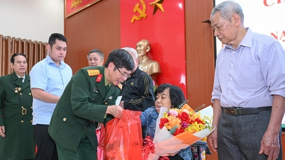 Az Agent Orange/Dioxin áldozatainak vietnami egyesülete Tet ajándékokat ad át Nghe Anban.