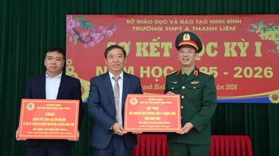 El Departamento General de la Industria de Defensa visita y entrega regalos a los beneficiarios de las políticas sociales en Ninh Binh.