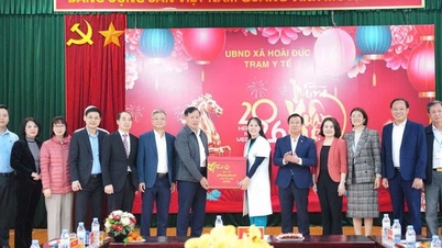 Wiceminister Do Xuan Tuyen odwiedził kilka placówek medycznych w Hanoi, złożył im noworoczne życzenia i dokonał inspekcji dyżurów w związku ze świętem Tet.