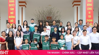 Vietcombank uděluje studentům v provincii Ha Tinh stipendia v hodnotě 200 milionů VND.