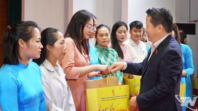 De commissie voor burgerpetities en toezicht van de Nationale Assemblee heeft Tet-geschenken uitgereikt in het centrale ziekenhuis van Thai Nguyen.