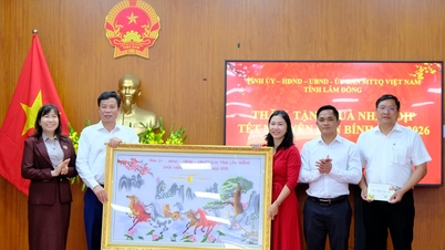 O presidente do Conselho Popular da Província de Lam Dong, Luu Van Trung, entrega presentes e estende cumprimentos de Ano Novo nas comunas de Tuy Duc e Quang Tan.