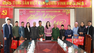 La representante de la Asamblea Nacional, Do Thi Viet Ha, entrega regalos del Tet a los veteranos de guerra y a sus familias en circunstancias difíciles.