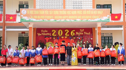 La scuola secondaria Nam Cuong ha organizzato il programma "Primavera dell'amore - Tet della compassione" nel 2026.