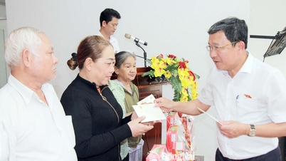 The delegation of the National Assembly of Dong Nai province visited and presented gifts to families entitled to preferential policies and those facing difficulties.