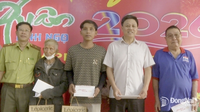 กรมเกษตรและสิ่งแวดล้อมจังหวัดด่งนายได้เข้าเยี่ยมชมและมอบของขวัญเนื่องในเทศกาลตรุษจีนแก่หน่วยป้องกันไฟป่า