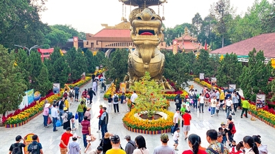 ¿Qué características especiales tiene Suoi Tien para ofrecer a los visitantes nacionales e internacionales durante estas vacaciones del Tet?