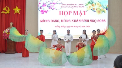 Giồng Riềng holds a gathering to celebrate the Party and the Lunar New Year.