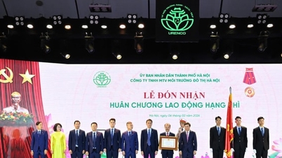 URENCO Hanoi meraikan ulang tahunnya yang ke-65 dan menerima Pingat Buruh Kelas Kedua.