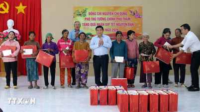 Timbalan Perdana Menteri Nguyen Chi Dung melawat dan menyampaikan hadiah Tet di Khanh Hoa.