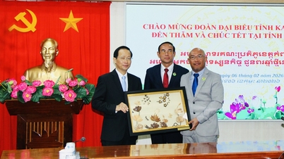 Delegace z kambodžské provincie Kampong Speu blahopřeje provincii Vinh Long k novému roku.