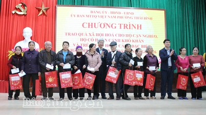 Members of the Provincial Party Standing Committee and leaders of the Provincial People's Committee presented Tet gifts in various localities.