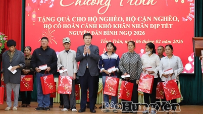 Comrade Tran Quoc Toan, Standing Deputy Secretary of the Provincial Party Committee and Chairman of the Vietnam Fatherland Front Committee of the province, presented gifts to poor households and households with difficult circumstances in Tong Tran commune.