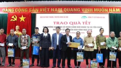 Cơ quan Báo và Phát thanh, Truyền hình Hà Nội phối hợp với Công ty cổ phần Ao Vua trao quà Tết cho các gia đình khó khăn tại Phú Cát và Yên Xuân
