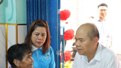 El vicepresidente del Comité Popular de la ciudad de Ho Chi Minh, Tran Van Bay, visita y entrega regalos a personas con servicios meritorios y a hogares desfavorecidos.