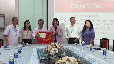 Líderes da cidade de Ho Chi Minh visitam e parabenizam instalações de saúde por ocasião do Ano Novo Lunar de 2026 (Ano do Cavalo).