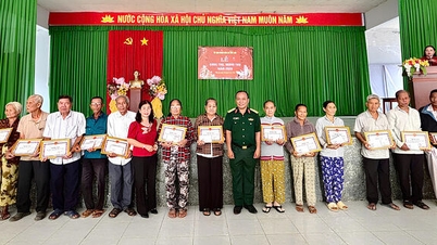Phu Lam commune organized a ceremony to celebrate the longevity of 406 elderly people.