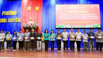 Zastępca sekretarza Komitetu Partii Prowincjonalnej An Giang Tran Thi Thanh Huong wręcza prezenty Tet w dzielnicy Long Xuyen.