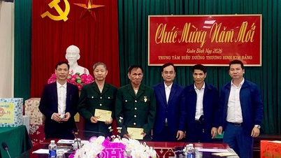 Giving Tet gifts to beneficiaries of social policies, poor households, near-poor households, and households with difficult circumstances.