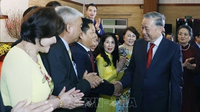 Secretarul general To Lam se întâlnește cu personalul ambasadei și cu comunitatea vietnameză din Cambodgia.