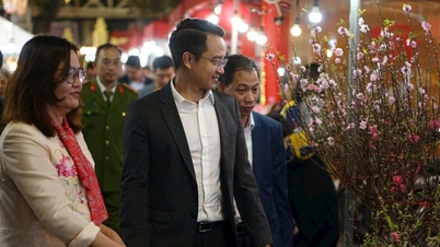 Hoan Kiem-distriktet: Åpning av det tradisjonelle blomstermarkedet for å feire kinesisk nyttår 2026 (hestens år).