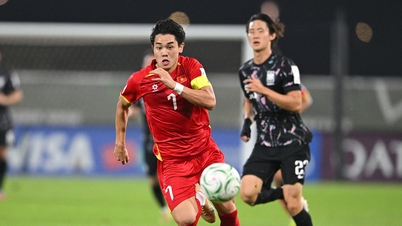 Selección sub-23 de Vietnam y un "regalo" anticipado del Tet para el entrenador Kim Sang Sik.
