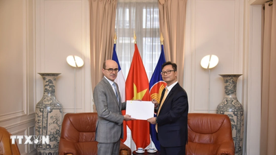 Ambasador Trinh Duc Hai przekazuje kopię swoich listów uwierzytelniających francuskiemu Ministerstwu Spraw Zagranicznych.