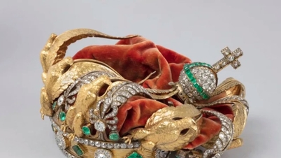 Le musée du Louvre publie des images de la couronne déformée après le vol.