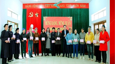 Yoldaş Vu Dinh Quang başkanlığındaki bir il heyeti, Thach An beldesine bağlı Trung Thanh köyü halkını ziyaret ederek hediyeler sundu ve onlarla birlikte Tet (Ay Yeni Yılı) bayramını kutladı.