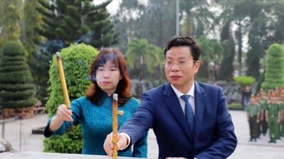 Vedoucí představitelé provincie Lam Dong navštívili hřbitov mučedníků Dak Nong