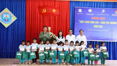The Da Nang Department of Education and Training presents Tet gifts to students in mountainous areas.