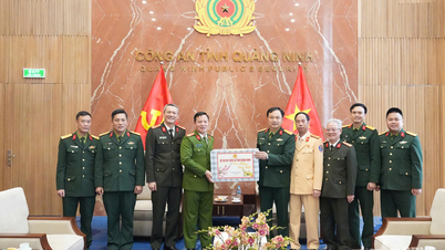 省軍司令部がクアンニン省警察を訪問し、新年の挨拶を述べる。