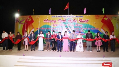 Programme artistique célébrant le Parti, le Nouvel An lunaire et l'ouverture du marché de Phiêng Cằm.