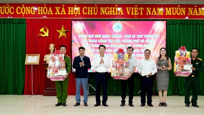 Phó Bí thư Thành ủy Đà Nẵng Ngô Xuân Thắng tặng quà Tết tại xã Avương