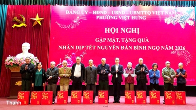 ຫວອດຫວຽດຮຸ່ງມອບຂອງຂວັນ ແລະ ສະແດງຄວາມຂອບໃຈຕໍ່ຜູ້ທີ່ໄດ້ປະກອບສ່ວນເຂົ້າໃນການບໍລິການທີ່ມີຄຸນງາມຄວາມດີໃນໂອກາດປີໃໝ່ຈີນ 2026.
