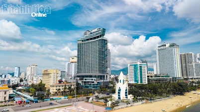 O hotel Hyatt Regency Nha Trang é inaugurado.